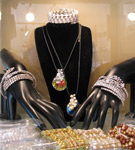 Colliers et bracelets sur mannequin