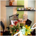 Bureau de manucure et tablettes de produits