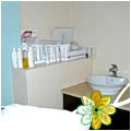 Table de massage avec des cr&egrave;mes et huiles