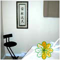 Table de massage, chaise et tableau de signe chinois
